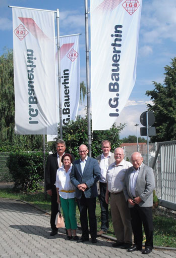 Das Photo am Firmensitz von Bauerhin zeigt v.l.n. r.: Inhaber Josef Hilmer, Helga Petzold, Peter Tauber, Johannes Heger, Hans-Joachim Kalbfleisch, Hans Salomon