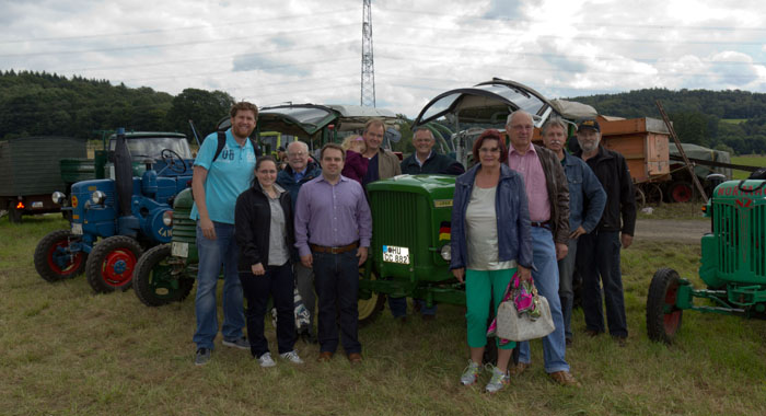 Das Photo zeigt das CDU-Team um Fraktionschef Heger am Traktor des Beigeordneten Albert Klug