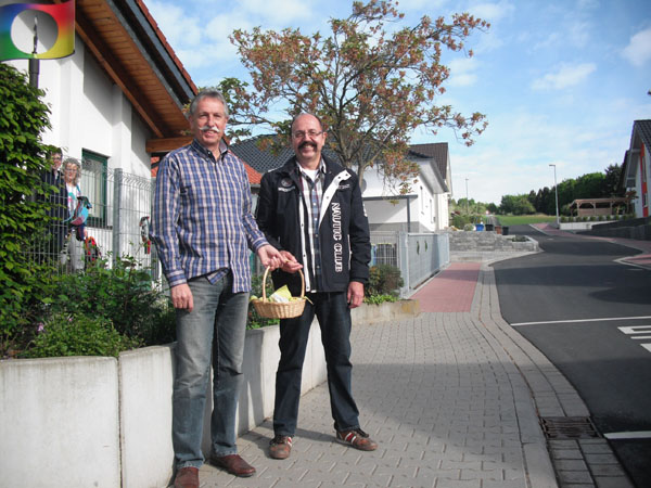 Die Mandatsträger Norbert Amon und Robert Voigt verteilen „Süßes“ vor der KITA Buntspechte in Hain-Gründau