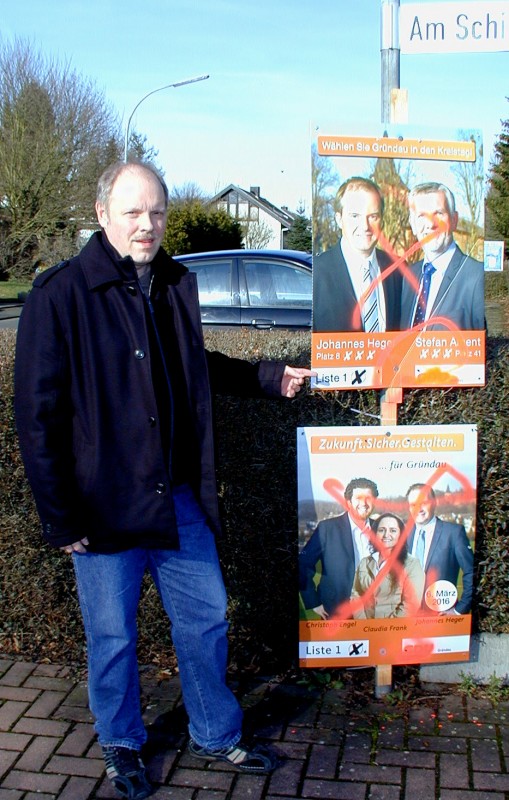 Photo: Gemeindevertreter Volker Skowski will den aktuellen Vandalismus gegen CDU-Plakate nicht hinnehmen und behält sich vor, Strafanzeige zu stellen.